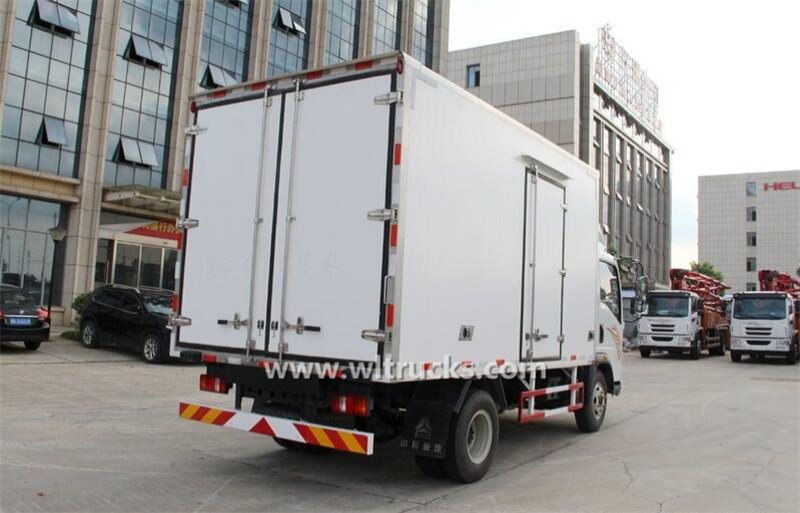 Sinotruk Haoman 4.1m meat hook refrigerator truck