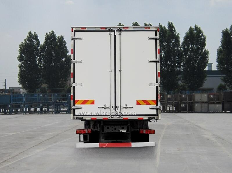 Sinotruk Hohan 6.8meters refrigerated cargo truck