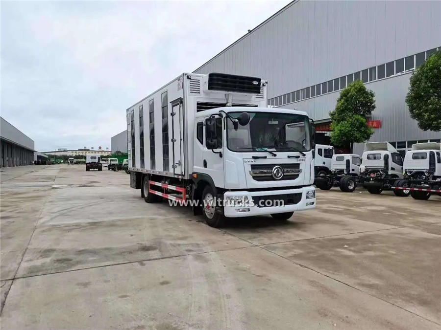 Dongfeng 40m3 Baby Chick transport truck