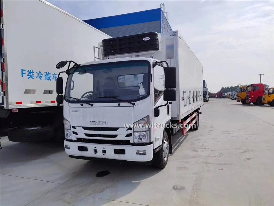 Japan Isuzu 700P 6.8 meters poultry transporter vehicle