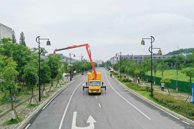 Twig pruning smashing truck