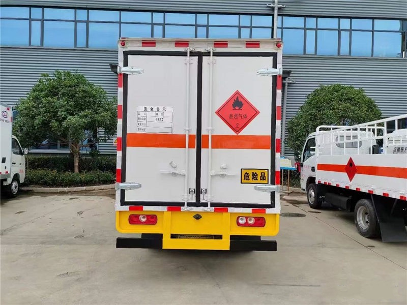 Yuejin Dangerous Goods Van Carrier Vehicle