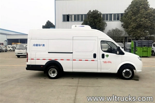 Dongfeng small diesel refrigerated van