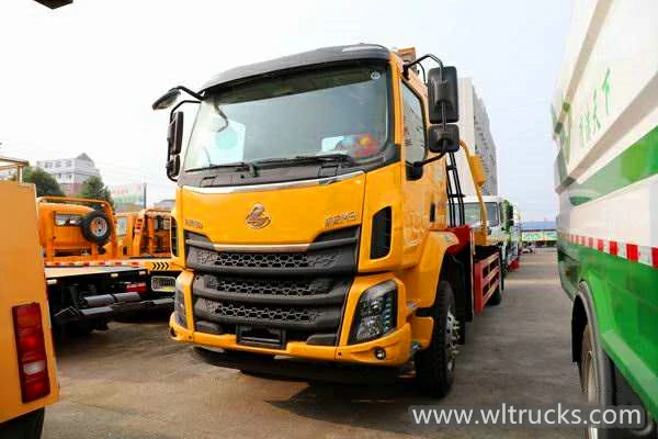 Dongfeng Liuzhou Chenglong M3 Tow Truck with crane