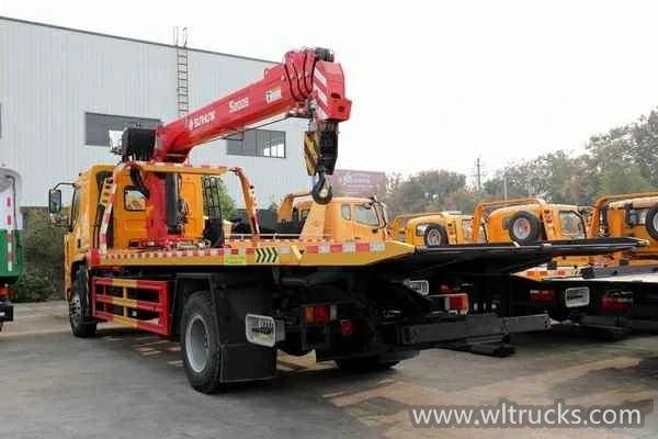 Dongfeng Liuzhou Chenglong M3 wrecker Truck with crane