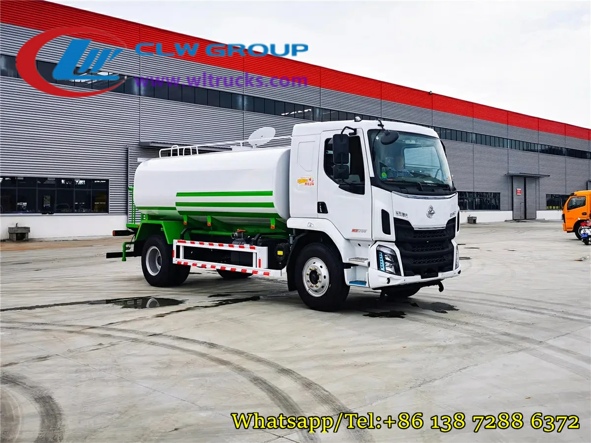 Liuqi Chenglong M3 4000 gallon water delivery truck